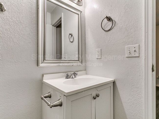 Building Photo - 6207 SE 46th St