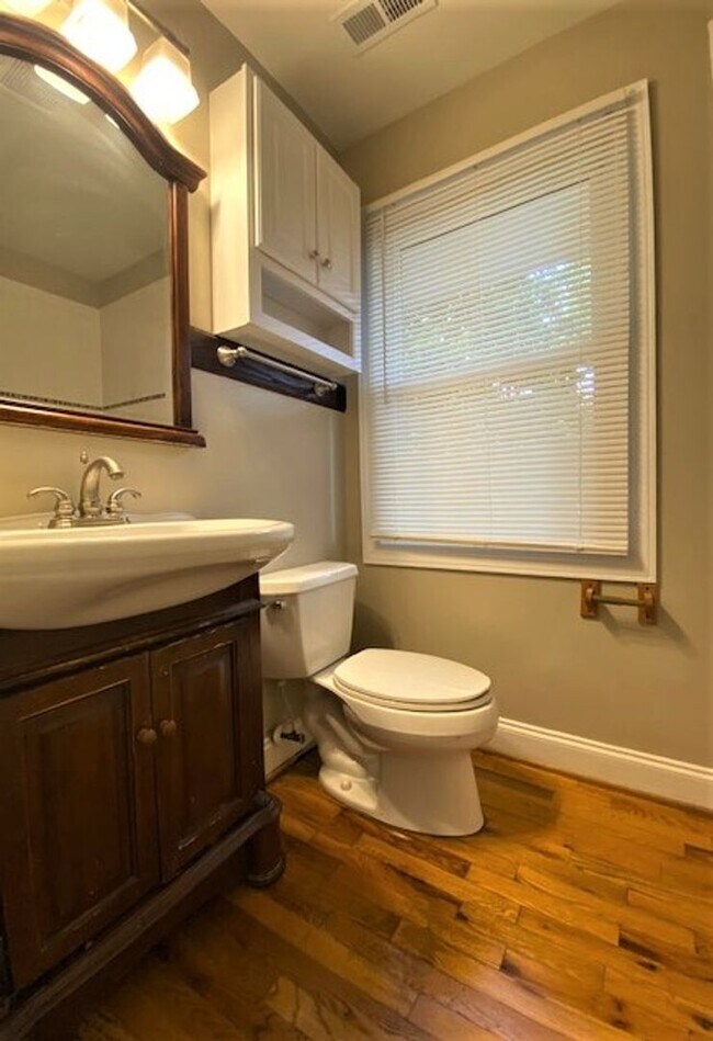 Building Photo - Selwyn/Collins Park area  3 bed, 1 bath Bu...