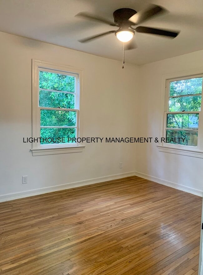Building Photo - Renovated 2 Bed/2 Bath Home! Fantastic Loc...