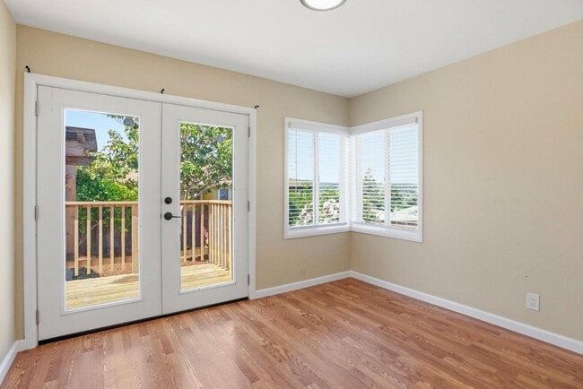 Building Photo - 400 La Casa Ave