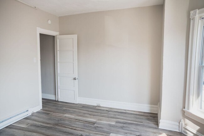 Building Photo - 906 N 4th St