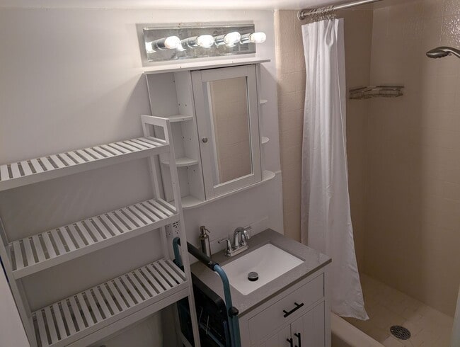 Building Photo - Ainahau Gardens - Fully Furnished Studio