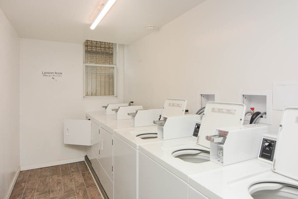 Building Photo - 4060 N Kenmore Ave