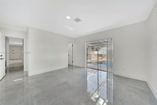 Building Photo - 840 NE 182nd St