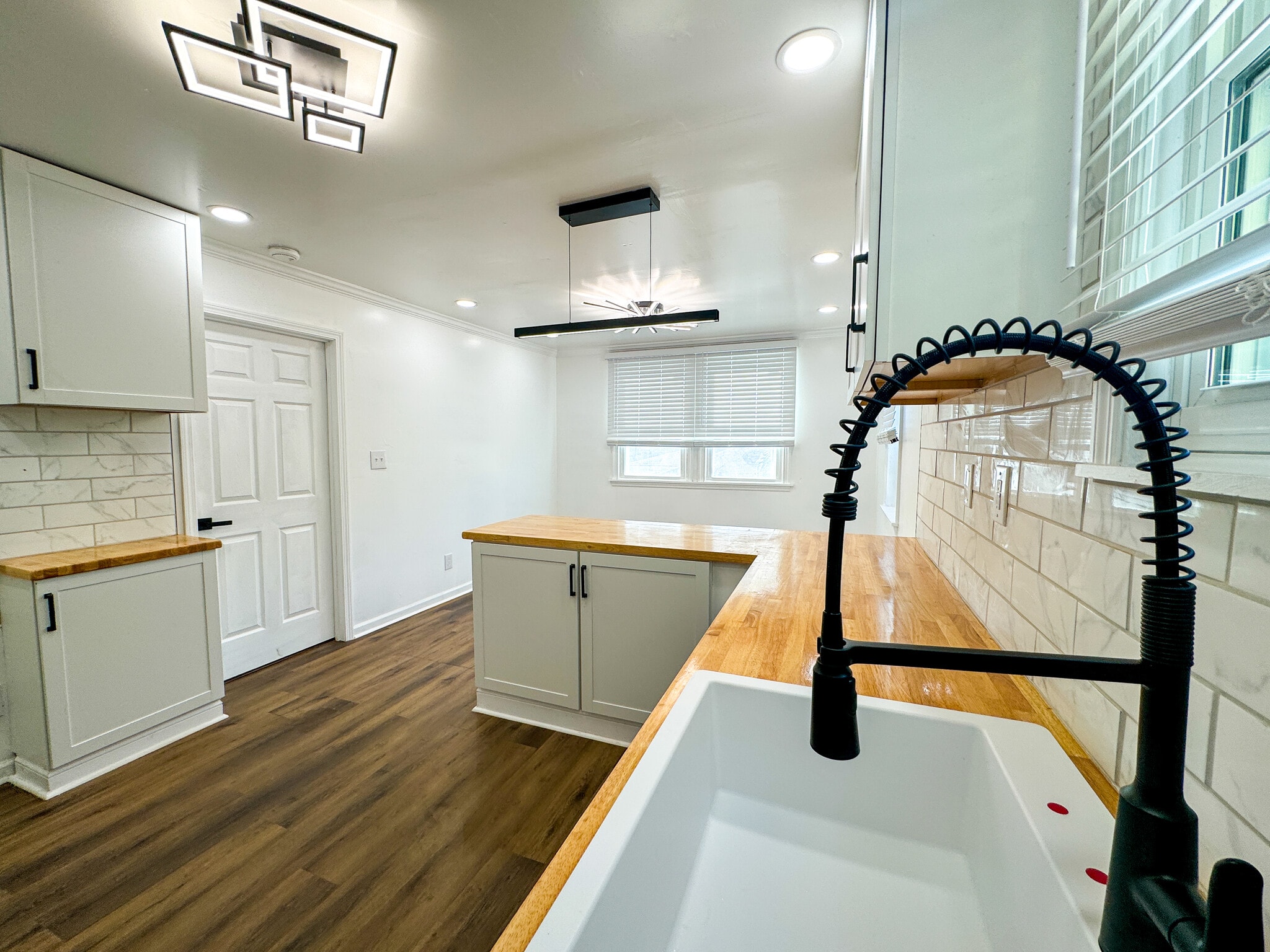 Building Photo - 711 W 44th St