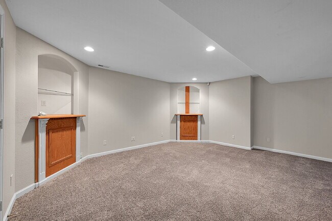 Building Photo - $2,095.00, 3-bed + Bonus room, 2.5 bath, l...