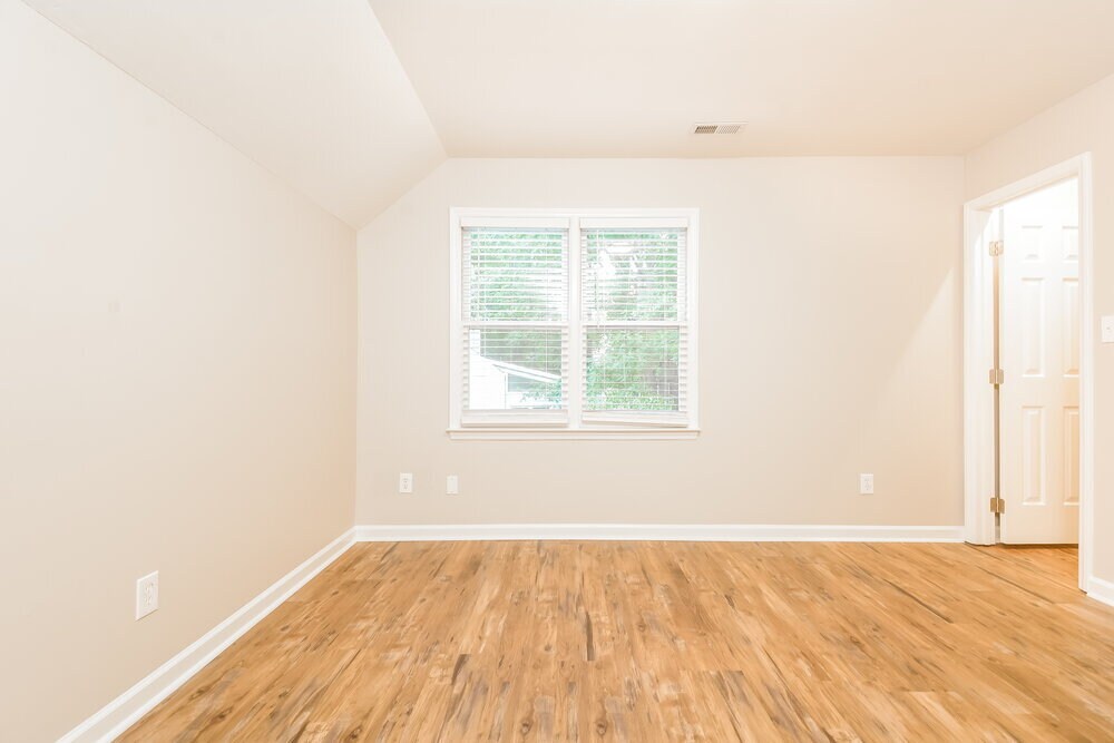 Building Photo - 4504 Aviemore Crescent