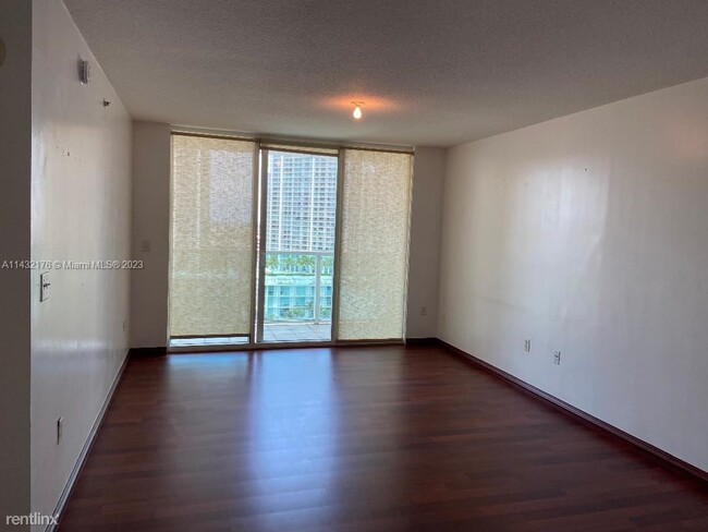 Building Photo - 1 br, 1 bath Condo - 31 SE 5th St Apt 2103