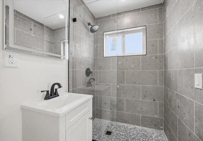 Building Photo - 737 W Ilex Dr