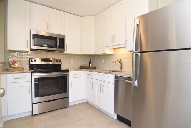 Building Photo - 606 12th Ave NE