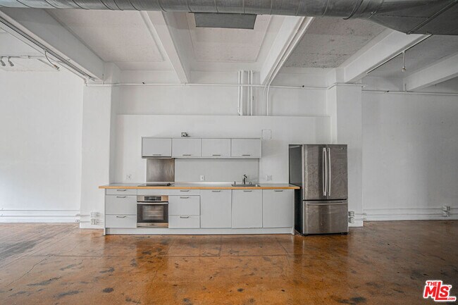 Building Photo - 812 S Spring St