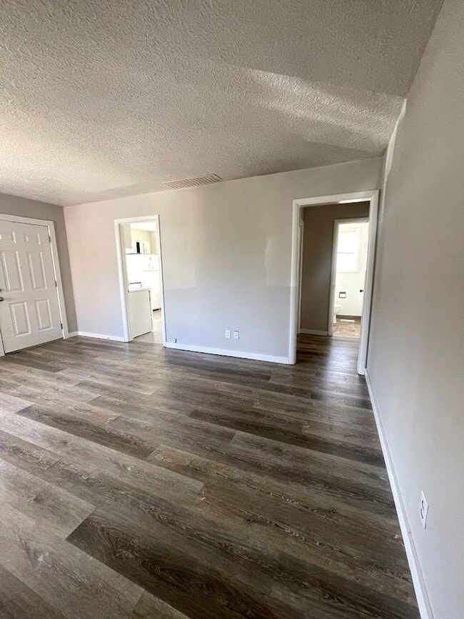 Building Photo - Large 2 Bed, 1 Bath Duplex Apartment with Parking