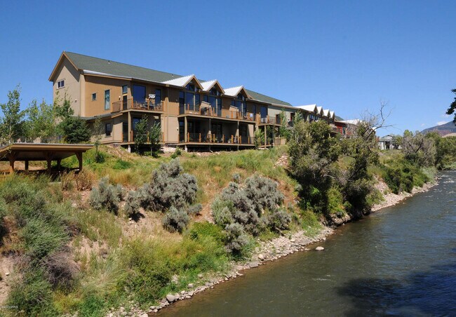 Building Photo - 705 Nogal Rd