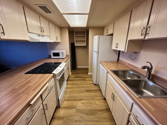 Building Photo - CONDO - VILLAGE OF OAK CREEK