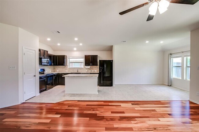 Building Photo - 908 Wolcott Dr