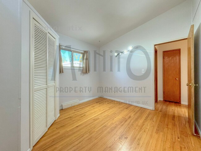 Building Photo - Clean & Quiet Northside Home