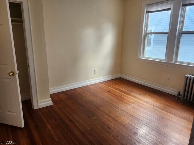 Building Photo - 313 Leslie St