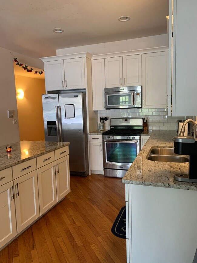 Building Photo - Very Spacious 5 BR/3 BA Duplex in Lincoln ...