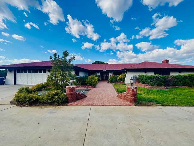 Primary Photo - 527 Westlake Dr