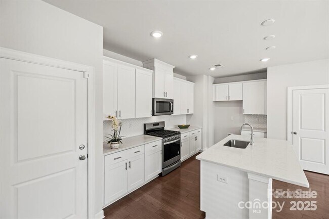 Building Photo - 2131 Belterra Dr