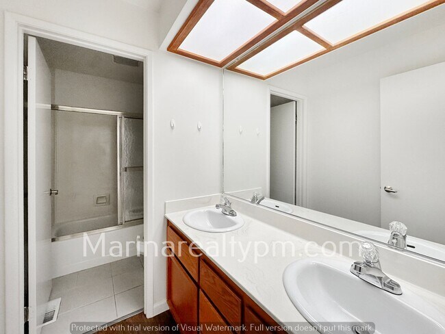 Building Photo - Charming 4 bedroom 2.5 bath in Glen Cove, ...