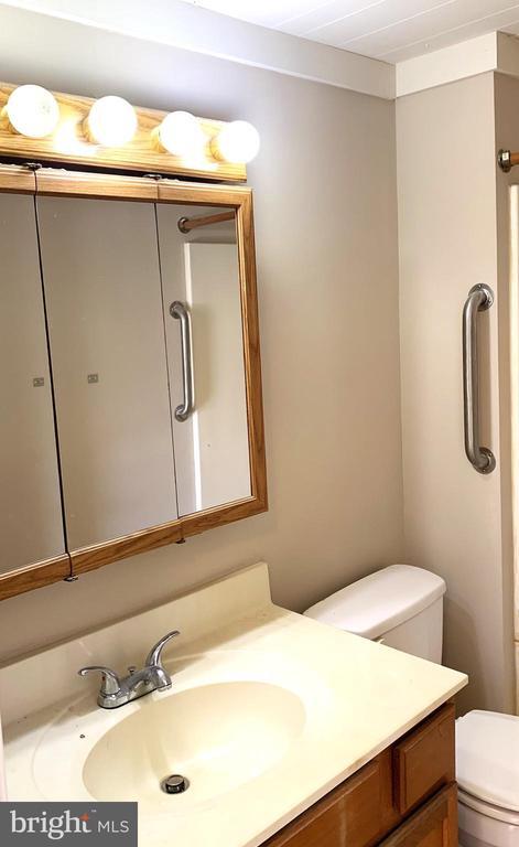 Building Photo - 90 Charles Way