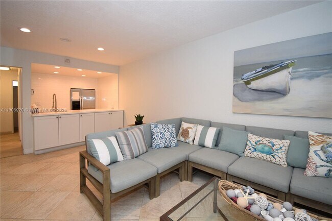 Building Photo - 1069 Hillsboro Mile