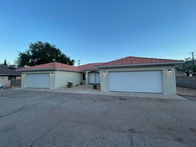 Primary Photo - 3 Bedroom Duplex!!