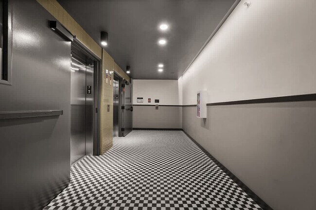 Building Photo - 610 400 W