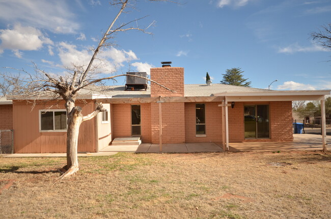 Building Photo - FIVE BEDROOMS!