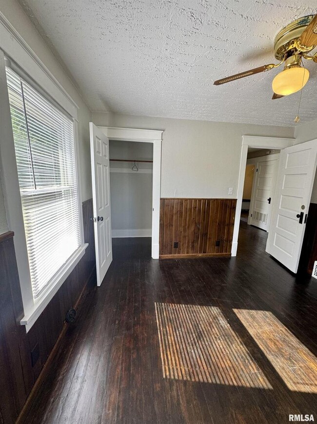 Building Photo - 716 46th St