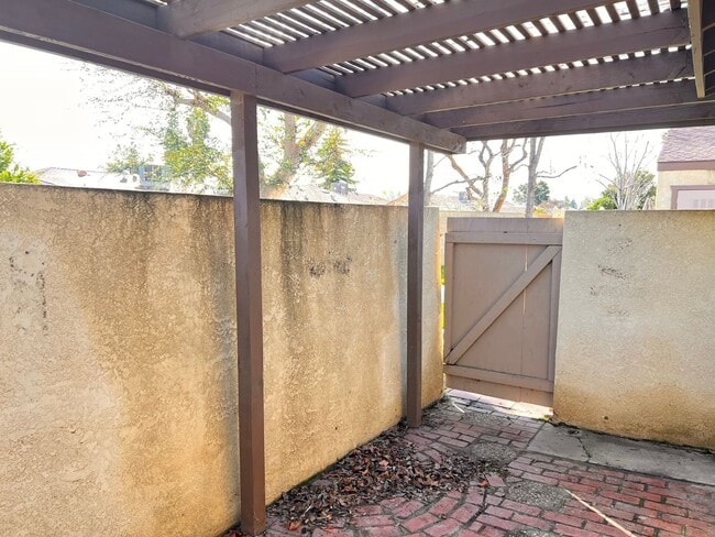 Building Photo - Charming 2-Bedroom Home with Private Patio in Central Bakersfield