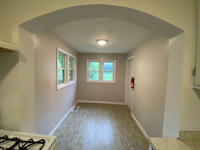Building Photo - 1316-1318 Baker - Duplex located in the Ea...
