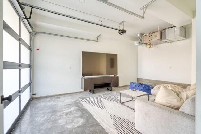Building Photo - 516 NE 56th Ave