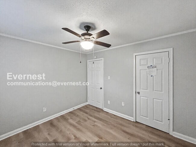 Building Photo - Limited Time Special Offer! / 3 Bed/2 Bath Home with Fenced Yard / Pet-Friendly