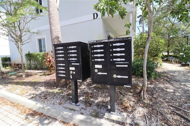 Building Photo - 609 NE 28th St