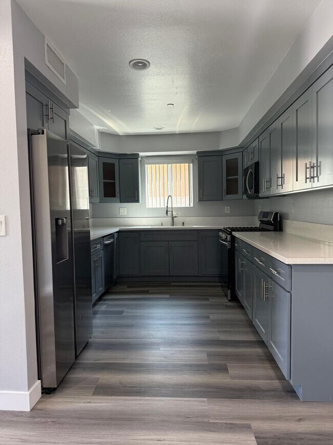 Building Photo - 1348-1348 E Vernon Ave