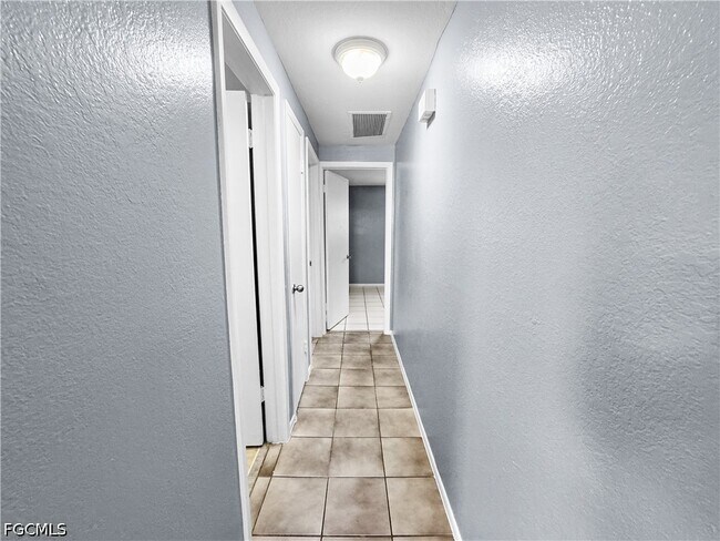 Building Photo - 6617 Warwick Cir