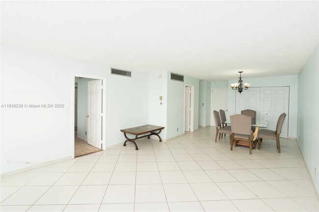 Building Photo - 6770 Indian Creek Dr