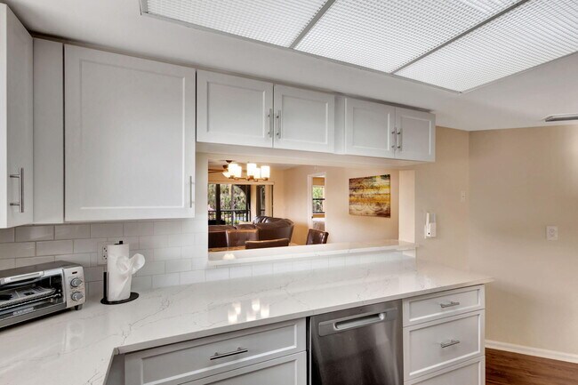 Building Photo - 600 Uno Lago Dr