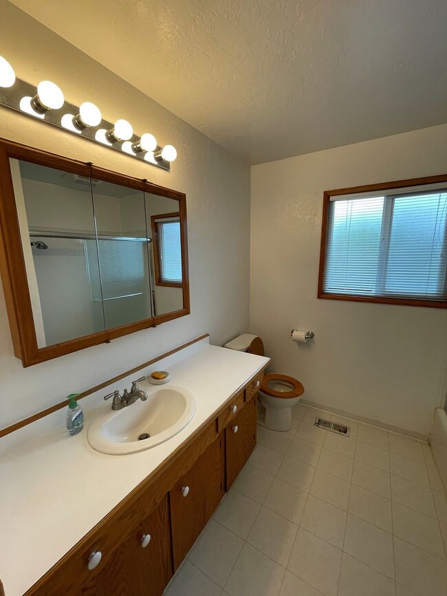 Building Photo - Charming 3 Bedroom, 2 Bath Home with Attac...