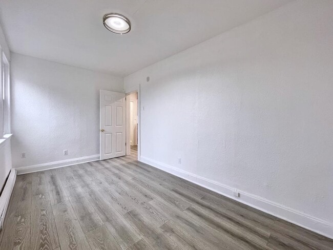 Building Photo - 389 Monmouth St