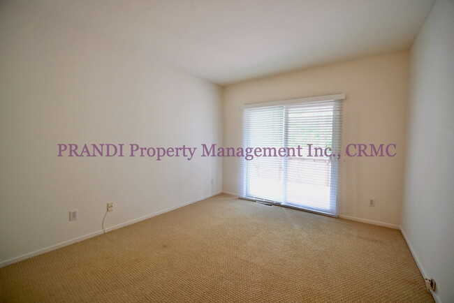 Building Photo - Modern Ground Floor Condo with 2 Car Garage!