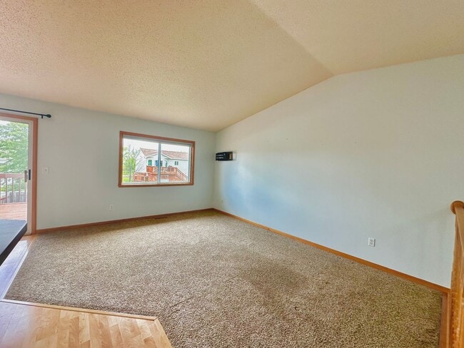Building Photo - 3 Bed, 2 Bath Twinhome!