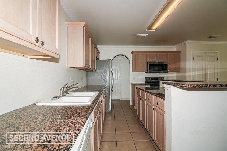 Building Photo - 6010 Suffolk Dr