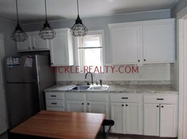 Building Photo - 3 Bedroom Single Family House