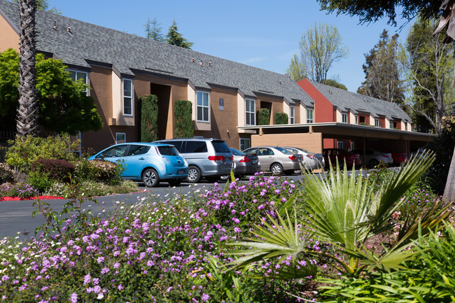 Building Photo - Carriage House