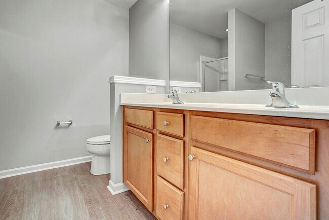 Building Photo - BEAUTIFUL TOWNHOUSE WITH COMMUNITY POOL