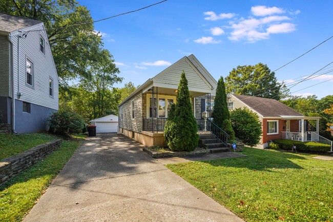 Primary Photo - Charming 4 Bedroom Cape Cod close to Audub...