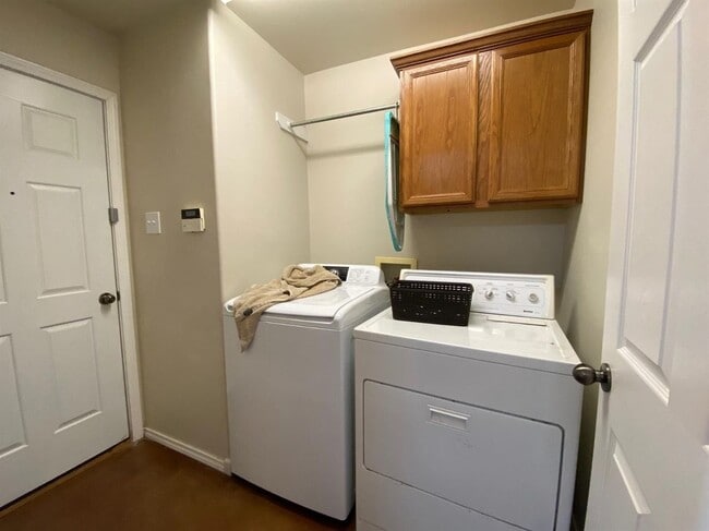 Building Photo - Beautiful 3/2/2 Home Available July!!